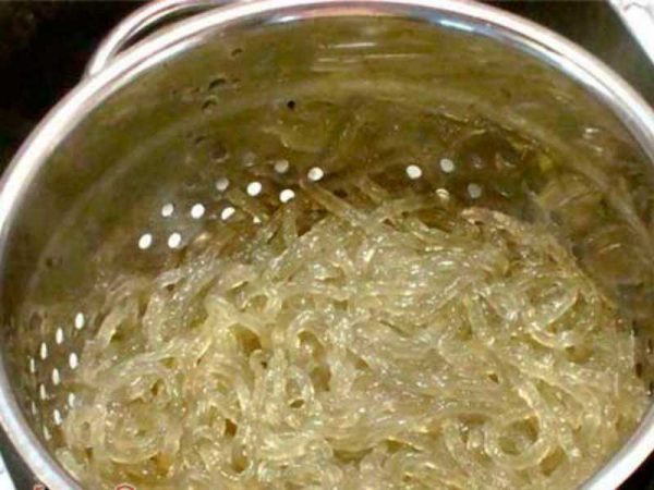 Рецептата, използвана от китайските производители, не е лоша, но дресингът за фунчози ще бъде прекалено гъст за салата, така че преди да добавите соса, трябва да разредите соса с вода с една трета