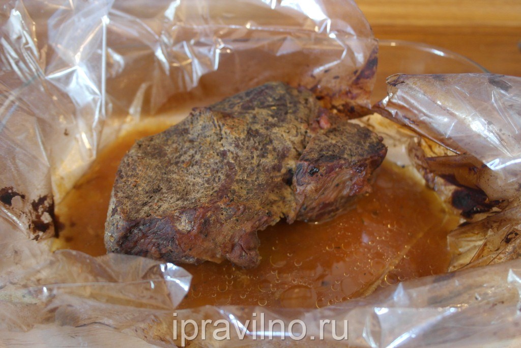 Maso vyjměte zpět do trouby na 20 minut, aby bylo hovězí maso zakryto malým ostrým pokrmem