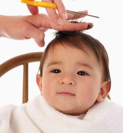 Kad tai padarytumėte, tiesiog sukaupkite nedidelį kantrybės ir laiko kiekį, taip pat išnagrinėkite tų įrankių, kuriuos galite naudoti norėdami sukurti pirmąją savo vaiko šukuoseną, sąrašą