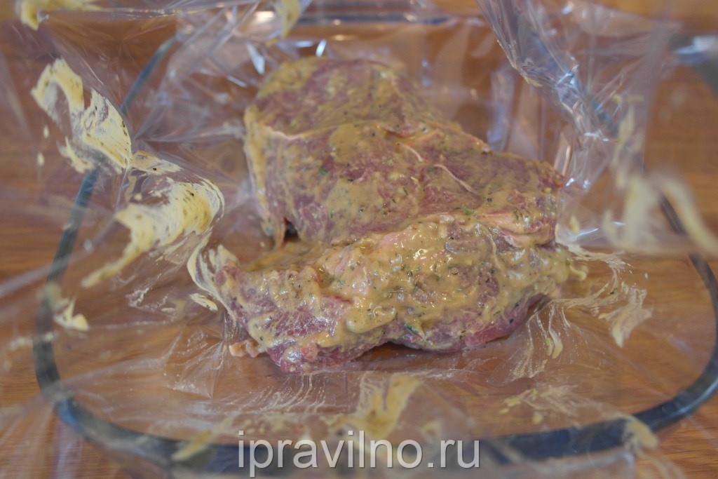 Mish viçi gatuar gatuar   salcë mustardë   vendoseni mishin në një thes (mëngë) për pjekje