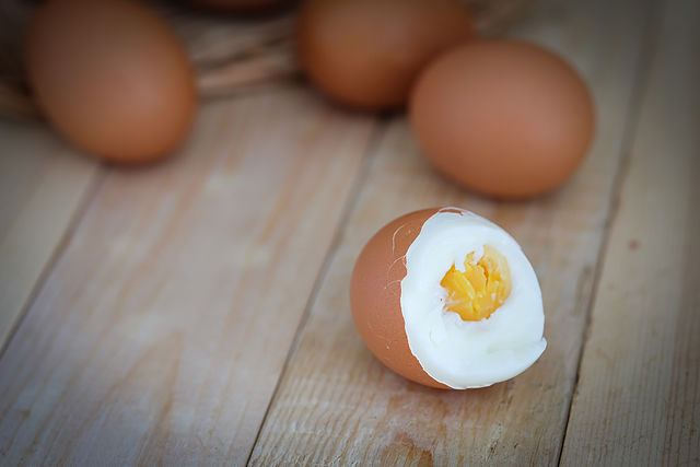 Як правильно очистити варене яйце