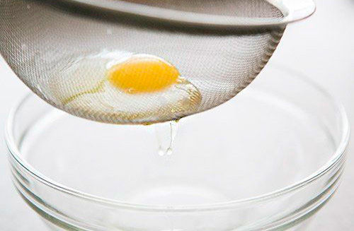 Через 4 хвилини яйця пашот готові - подавайте їх з грінками, томатним соусом, зеленню і гірчицею
