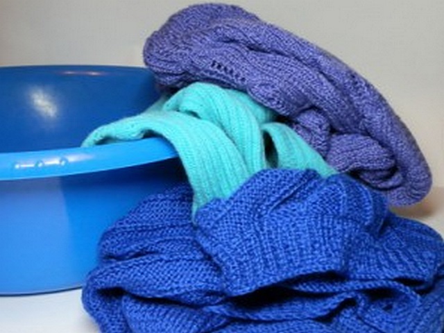 Але кілька зменшився в розмірах светр з додаванням бавовни, віскози або синтетичних волокон можна реанімувати