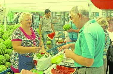 9 червня 2012, 11:19 Переглядів:   На ринку смугасті ягоди розріжуть, дадуть спробувати і перевірять на нітрати