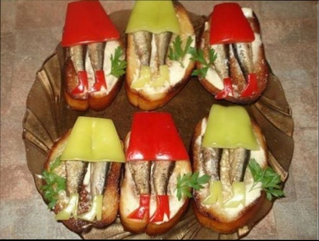 Класичні бутерброди на святковий стіл зі шпротами, зроблені красиво, на новий лад