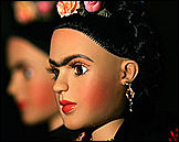Більш того, феміністки порадили жінкам намагатися робити все можливе, щоб відростити густі, зрослі на переніссі брови в стилі мексиканської художниці Фріди Кало