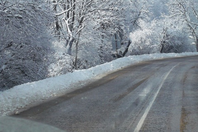 «На дорогах через перевали Шипка, Преван, Рожен випало близько 10 см снігу, який продовжує йти», - попередили водіїв в болгарському агентстві «Дорожня інфраструктура», пише Укрінформ