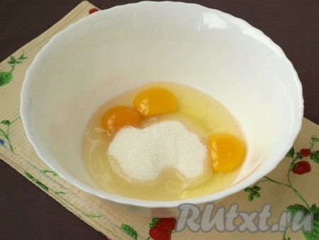 Додати в яєчну масу рослинне масло і кефір, перемішати отриману рідку суміш