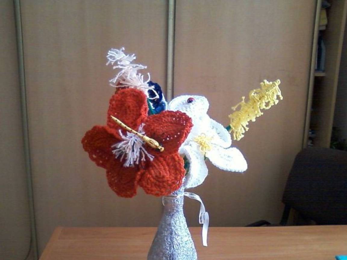 Мої роботи «В'язаний букет»   Декоративні в'язані квіти для будинку це смілива спроба відтворити своїми власними руками пишність і витонченість живих цветов