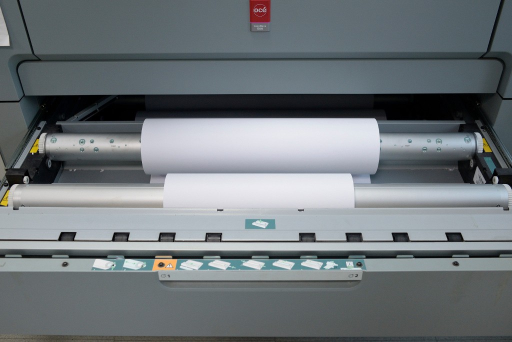 Рулоноподатчік - це лоток для одного або двох рулонів паперу, на якій друкує плоттер