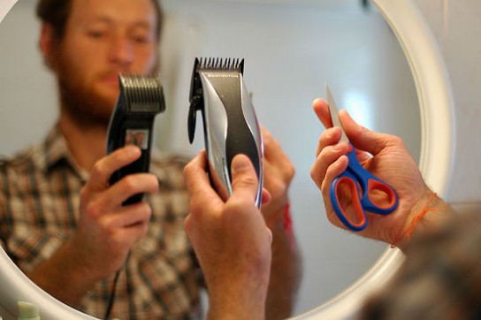 nůžky (přednostně určené speciálně pro stříhání vlasů);   hřeben pro vlasy se širokými zuby pro vousy a jemné zuby pro knír (volitelné);   zastřihovač vlasů nebo vousy s tryskami (je lepší zvolit dobíjecí a bezdrátový model);   velké zrcadlo (může být zvětšovací nebo trojité)