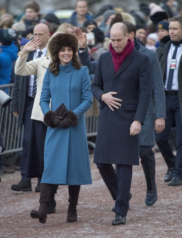 Во время официального визита в Норвегию вместе со своим мужем принцесса Кейт была одета в элегантное платье   зимнее пальто   ,   замшевые сапоги   , теплые перчатки и удобная меховая шапка , которые хорошо сочетаются как чрезвычайно женственный способ заморозить