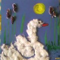 Виріб з вати із зображенням лебедя   Для виконання аплікації для дітей 4 років знадобляться: цупкий аркуш різнокольорового паперу або кольорового картону клей ПВА вата або синтепон