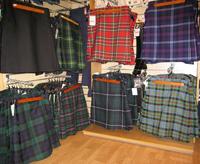 Магазини легко виявити за вивісками Cashmere і вітрин з чоловічими килтами і шарфами з шотландки