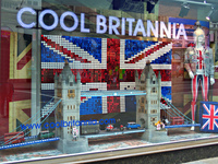 Тут вас чекатимуть гори сувенірної продукції з британської символікою і написами London