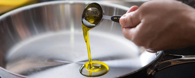 Кукурудзяна олія використовують для смаження на сковороді, оливкова - для приготування ніжних соте і страв в техніці Стир-Фрай, на рапсовій олії краще смажити рибу, а соняшникова, кукурудзяна або навіть масло з виноградних кісточок застосовується для смаження у фритюрі