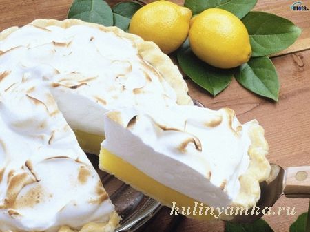 Лимонний пиріг з пісочного тіста виходить розсипчастим, в міру солодким, з невеликою кислинкою, а меренга надає йому додаткову оригінальність